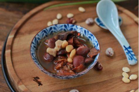 功效:祛湿气,健脾胃食材:干木棉花5-6朵,白扁豆20克,荷包豆20克,猪