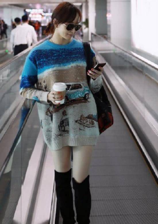 胡静现身机场教穿搭,小清新的毛衣,又纯又欲惹人爱