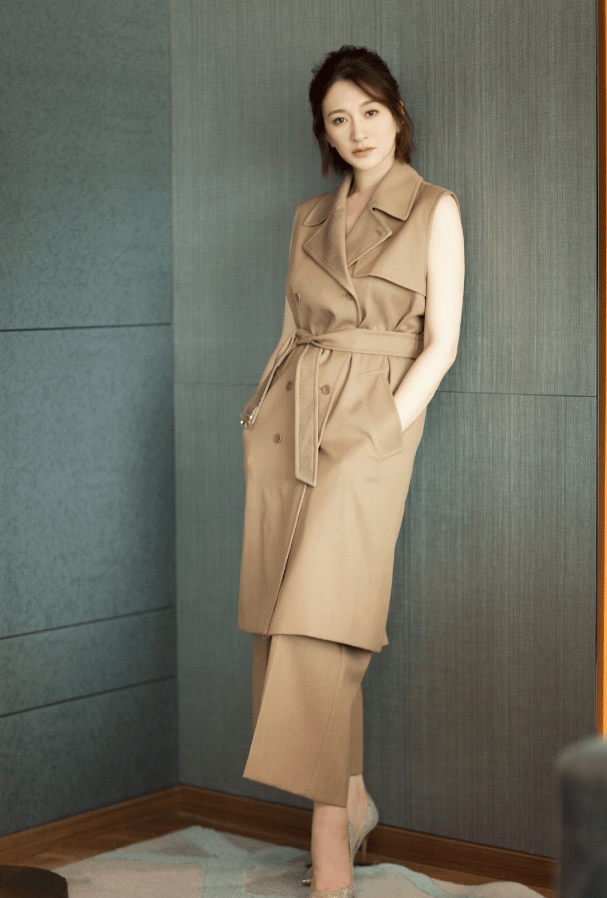 李小冉换了泡面头减龄10岁穿条纹衬衫牛仔裤47岁美出新高度