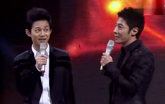 原创何炅提着礼物想看看孩子撒贝宁礼物留下你看看照片就回去吧