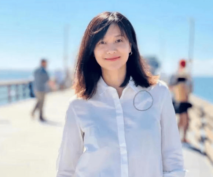 徐静蕾移居美国,享受上流生活,与友人高尔夫聚会