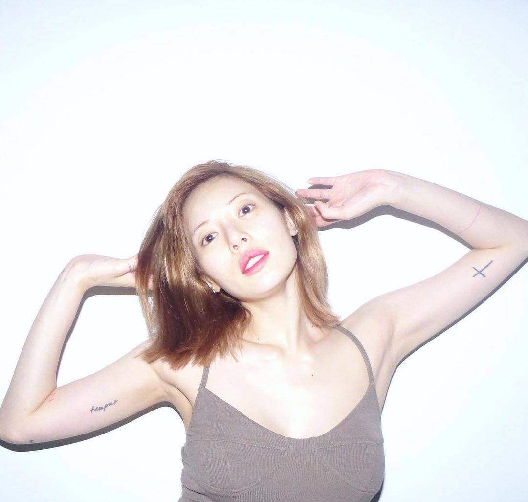 金泫雅每次发动态的造型也会引起网友的关注,不过此次的短发造型似乎