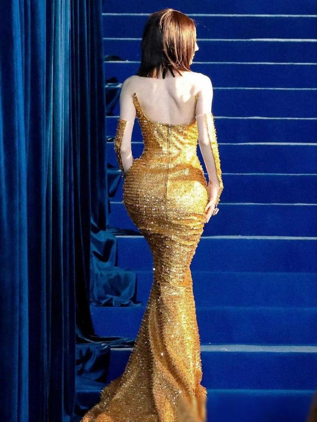 迪丽热巴被指为内娱卡戴珊臀围成争议焦点