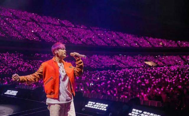 原创            大妈在周杰伦演唱会上演淡定睡眠，网友直呼：这才是真·VIP待遇！