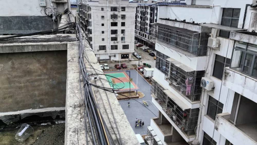 悲剧背后的教育困境：湖南9岁男孩坠亡，班主任至今仍未出现