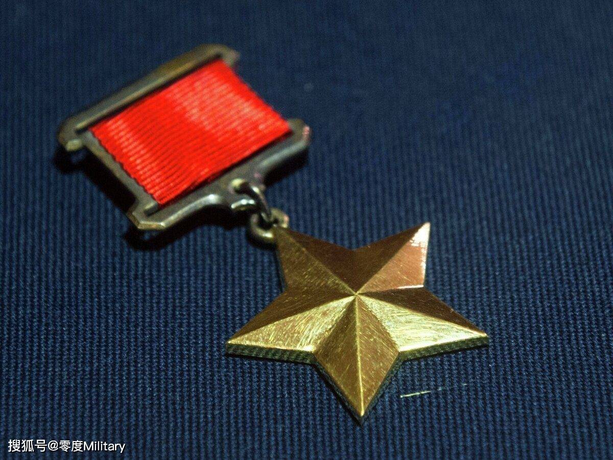 1939年,为苏联英雄设立了一个特殊的标志—金星奖章,该奖章是用纯度为