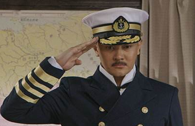 士兵在司令熟睡时将棉被盖在司令身上,司令醒后说:做我女婿吧!