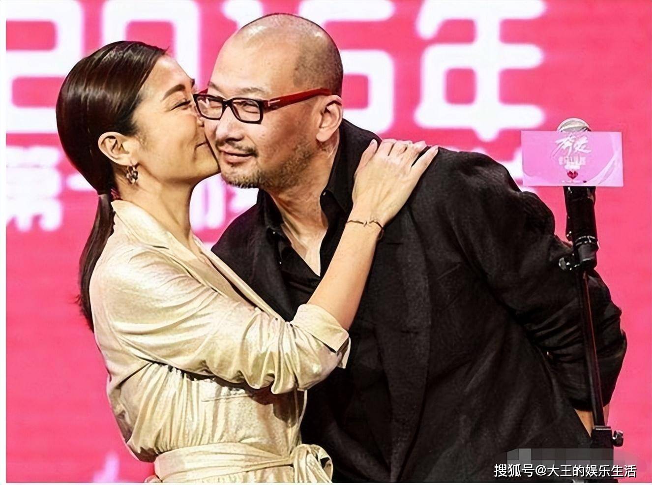 管虎夫妇现身北影节,全程手牵手好甜,52岁梁静一袭长裙漂亮大气