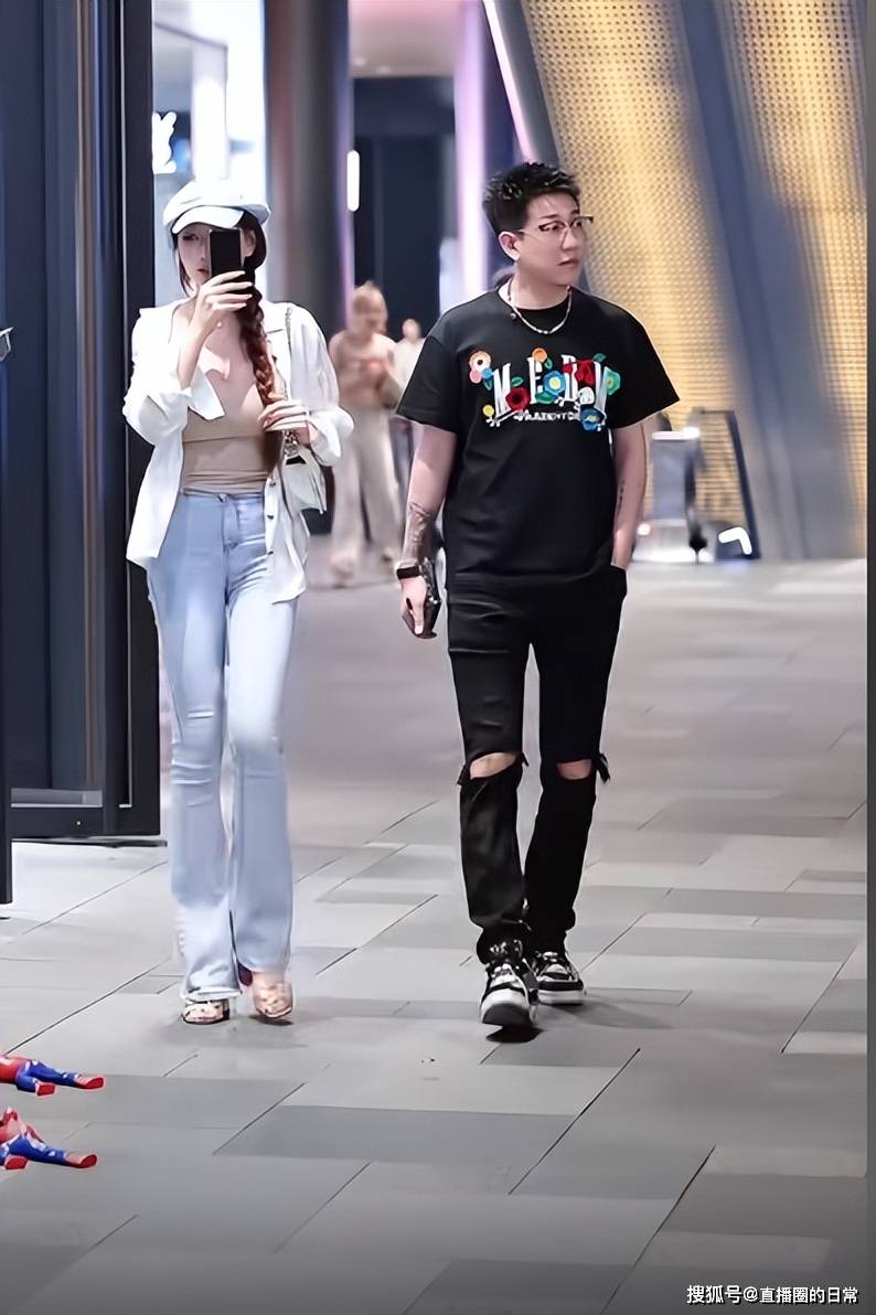 “老白不喝酒”和女主播米娜恋爱了？街拍牵手照被曝光引网友热议