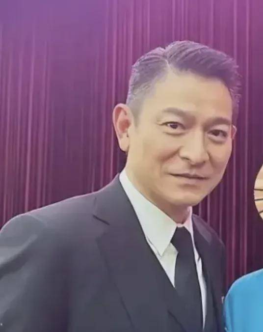 成龙须发皆白,被称"断崖式老去",人至暮年,何以安身?