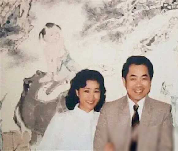 楠莉已婚三娃仍让范曾坠入爱河,再婚软饭硬吃引热议