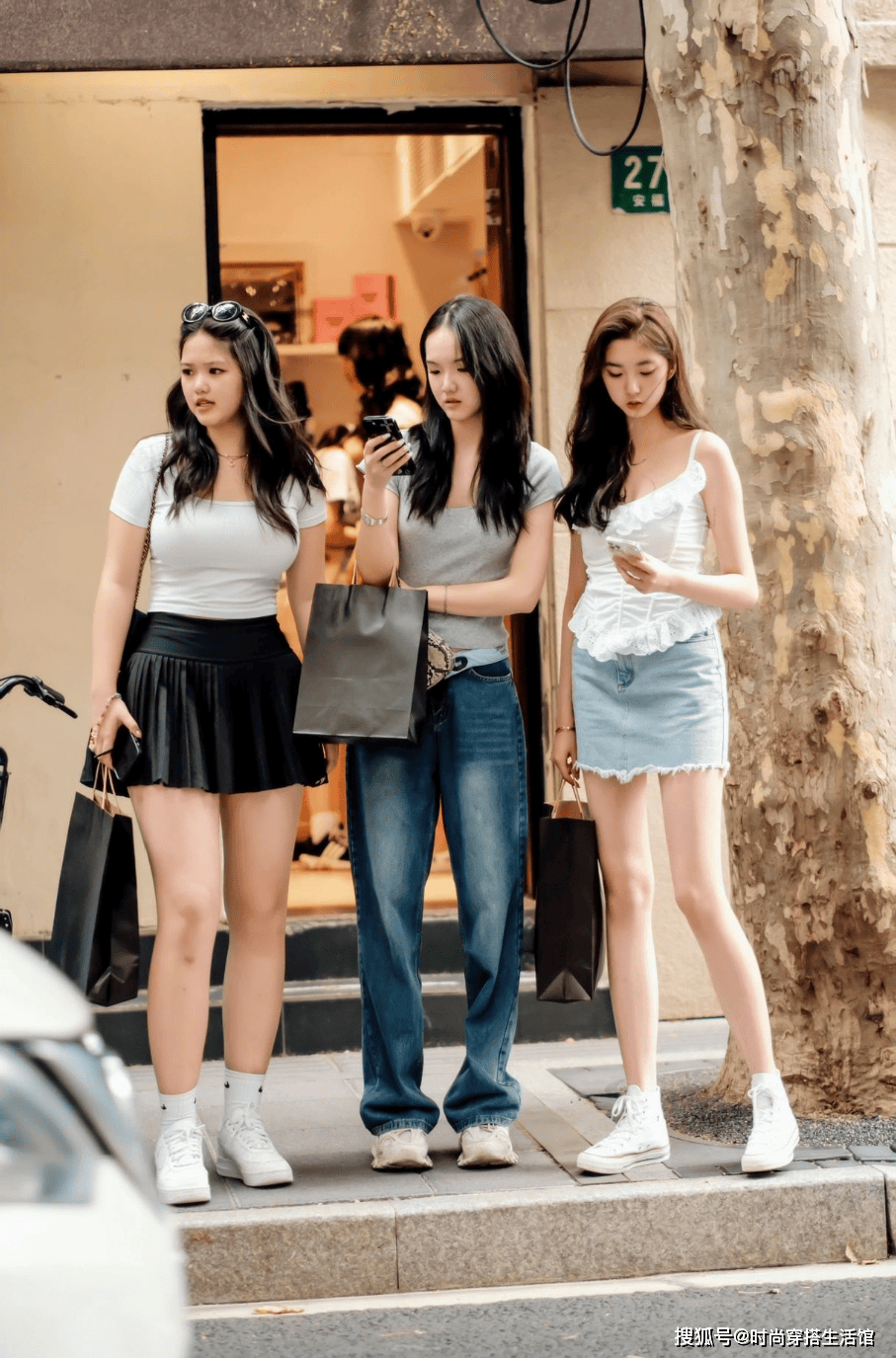 上海女孩真的很会穿！满大街都是“夏裙+运动鞋”，但都很高级时髦。