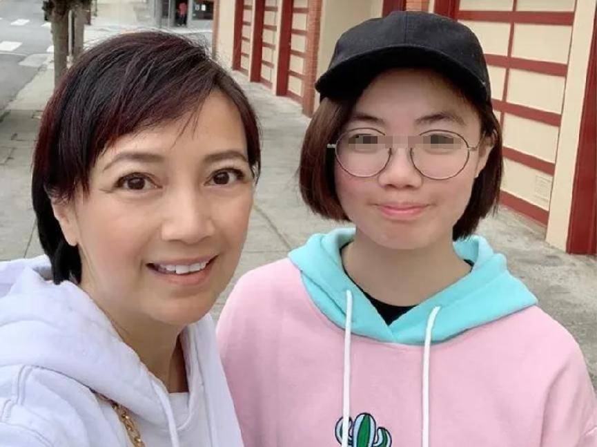 做生意欠下巨债,她伪造收据套取现金,携子女移居国外