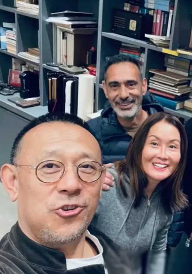 姜文周韵一家同框照曝光,俩儿子罕见亮相,身高惊人,长相随爹