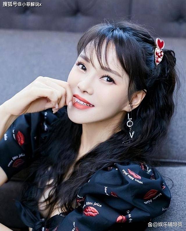 伊能静18岁照片曝光,单眼皮"蒜头鼻",和整容前的秦昊夫妻相