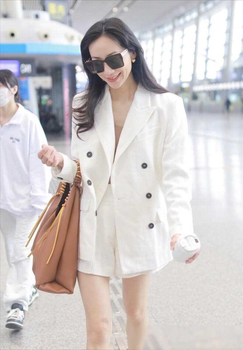 乘风二公录制完美收官,韩雪机场时尚造型引关注