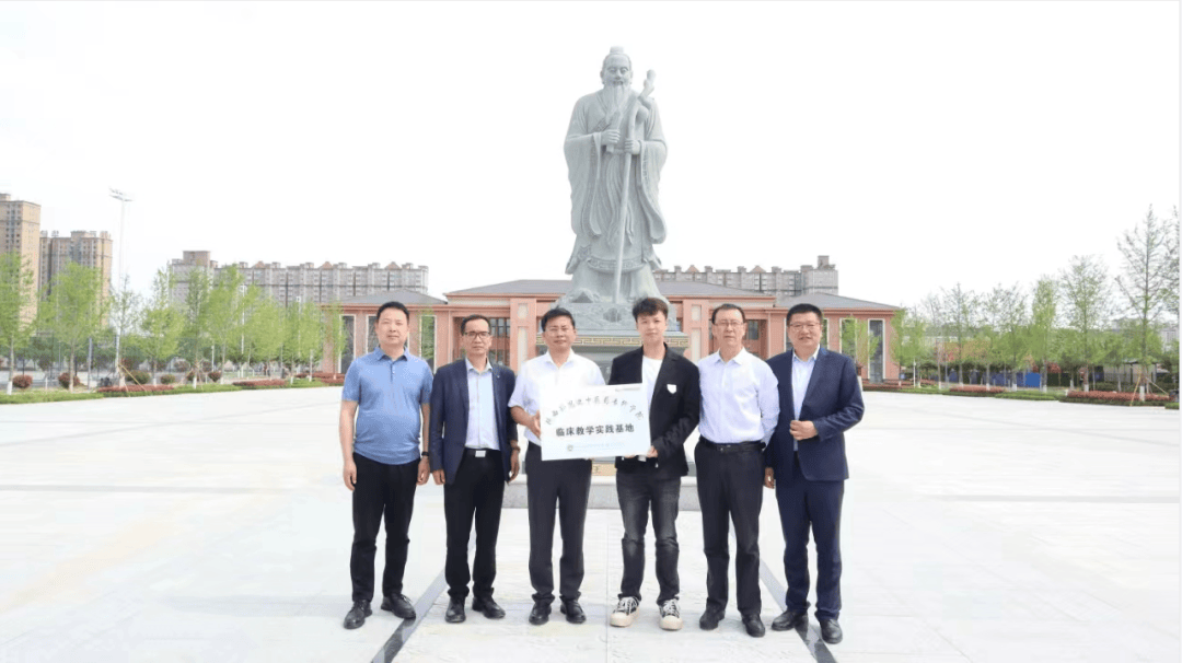 仪式现场,在陕西孙思邈中医药专修学院总顾问郭和平先生的见证下,陕西