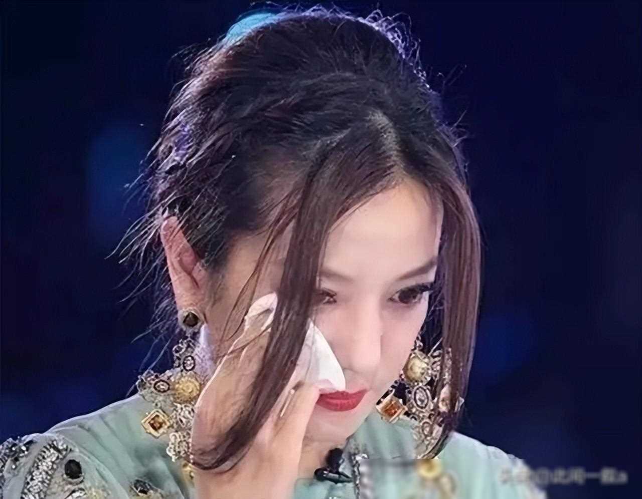 赵薇资产遭冻结,网友质疑,谁来救她?