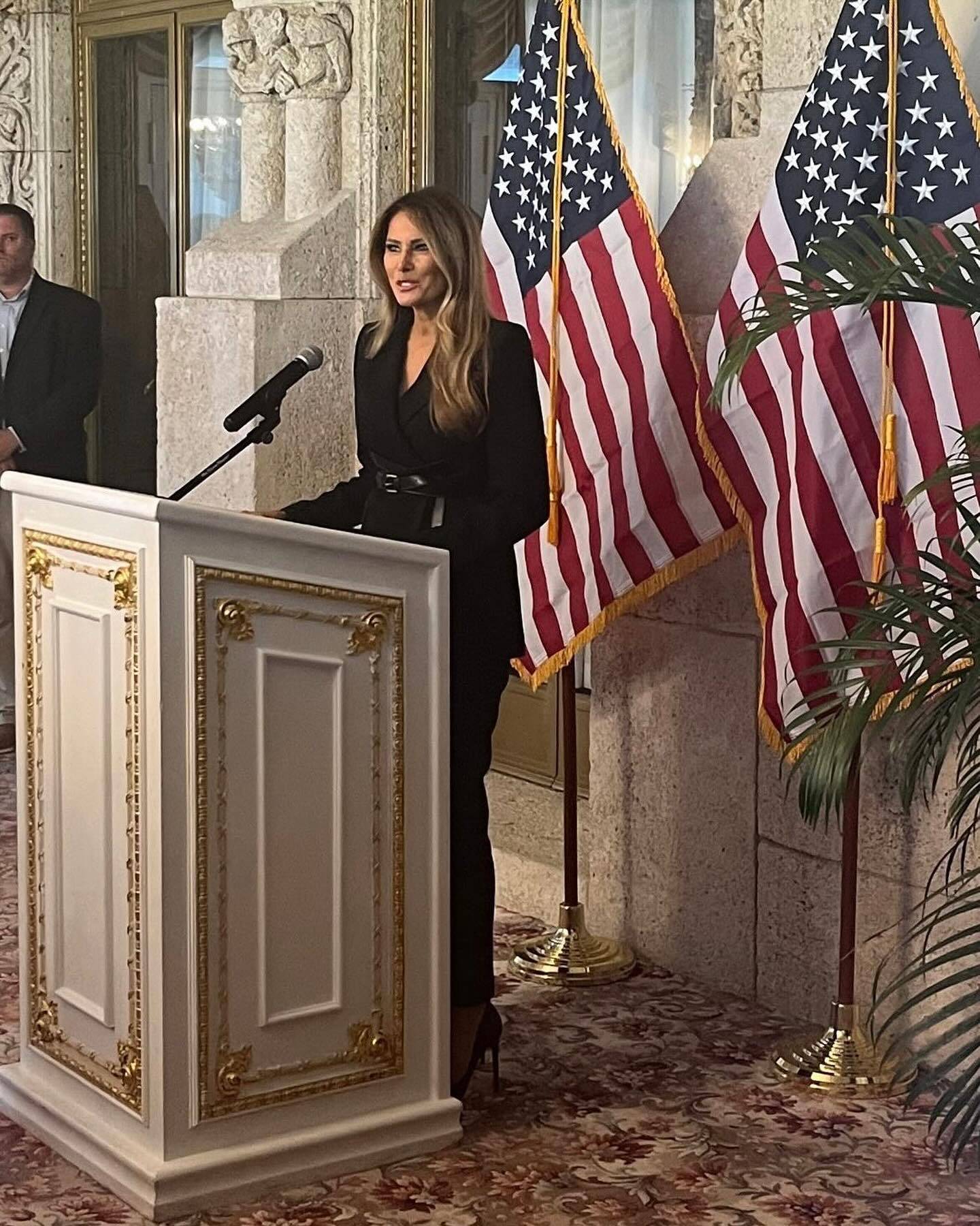 53岁梅拉尼娅"出山"了!穿一身收腰西服套装单独亮相,笑容很美_伊万卡_