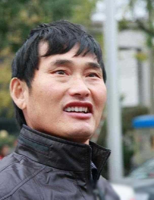 大衣哥朱之文:从爆火到现状的蜕变