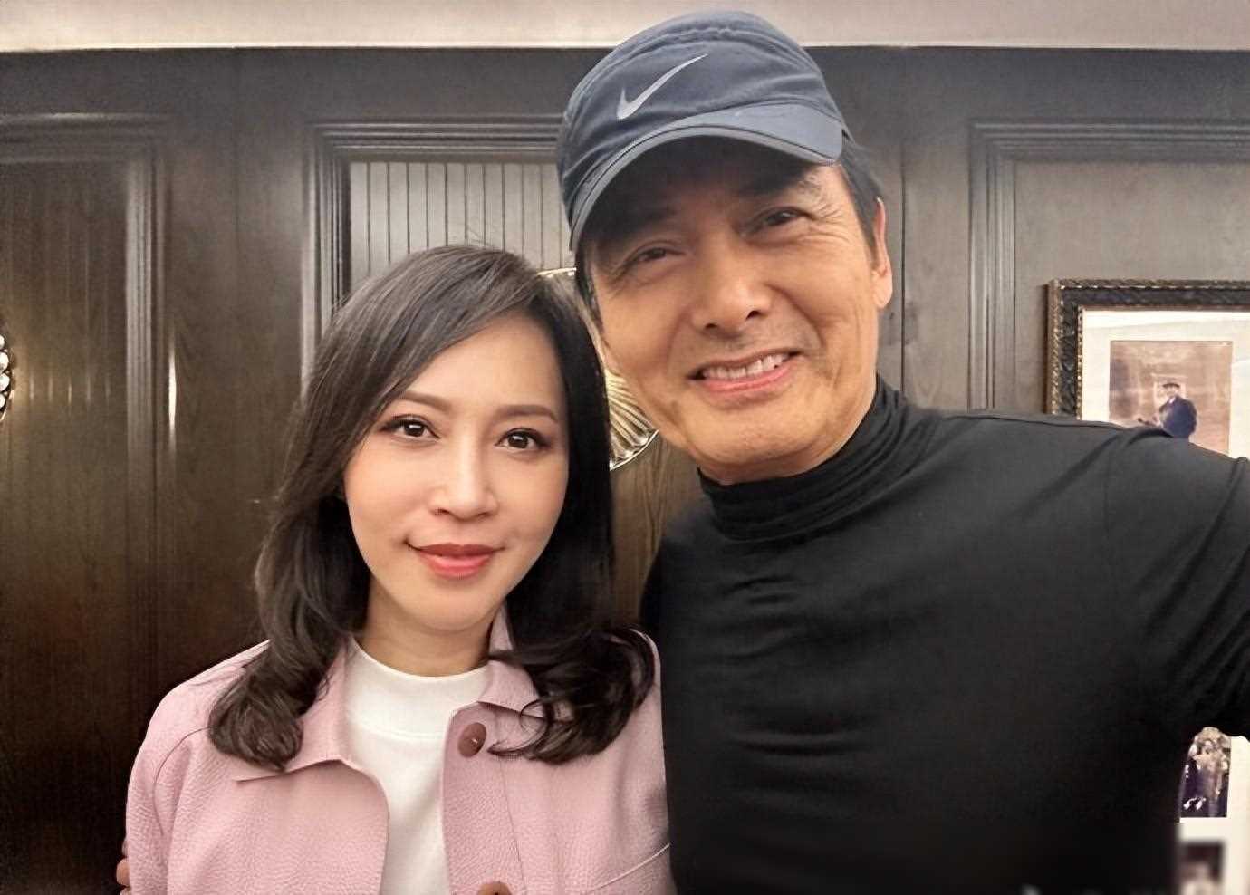 冻龄女神顾纪筠与周润发,宛如一对年轻情侣的邂逅