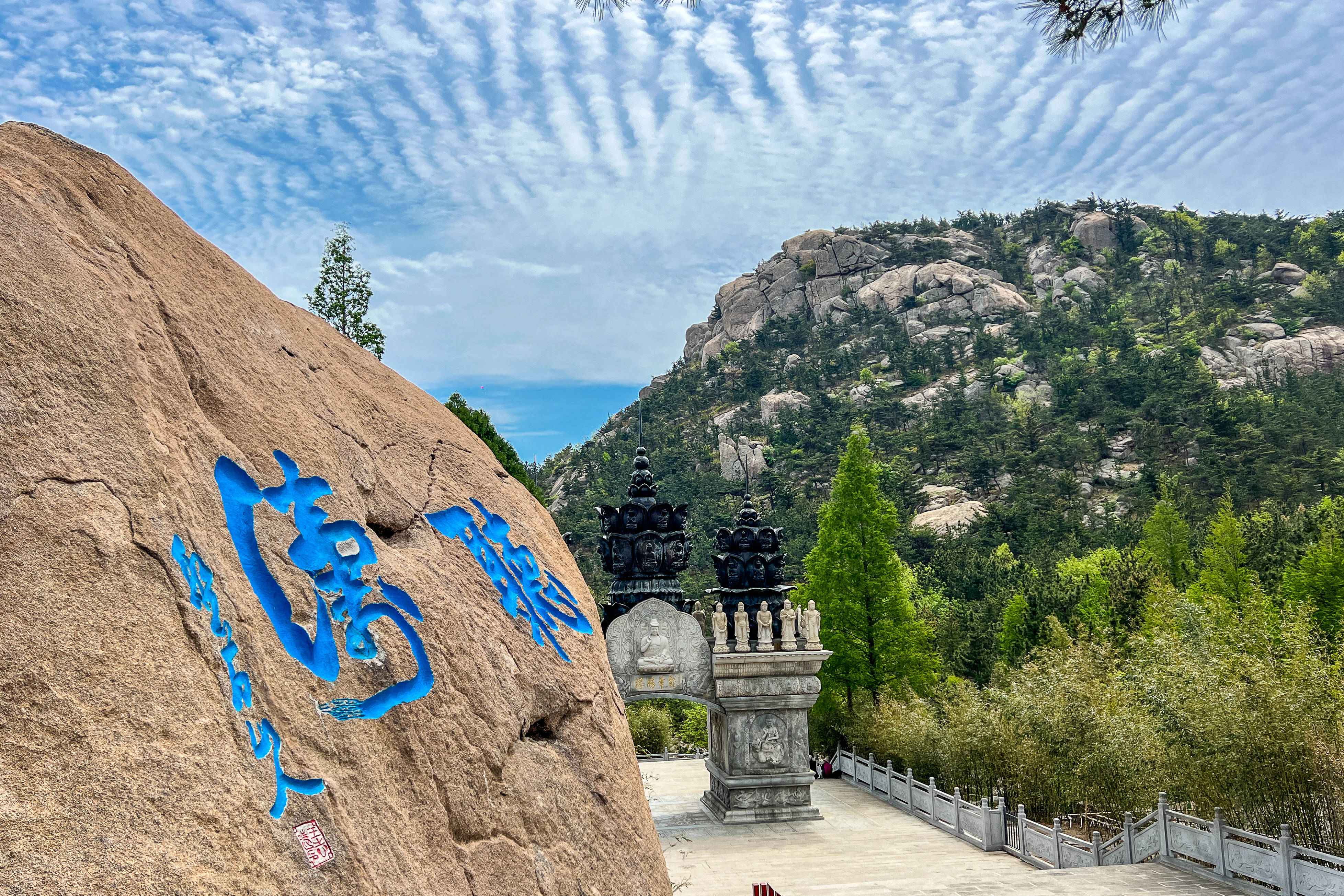 崂山是一座道教名山,前一天游览过的太清宫更是全国著名的皇家道院,不