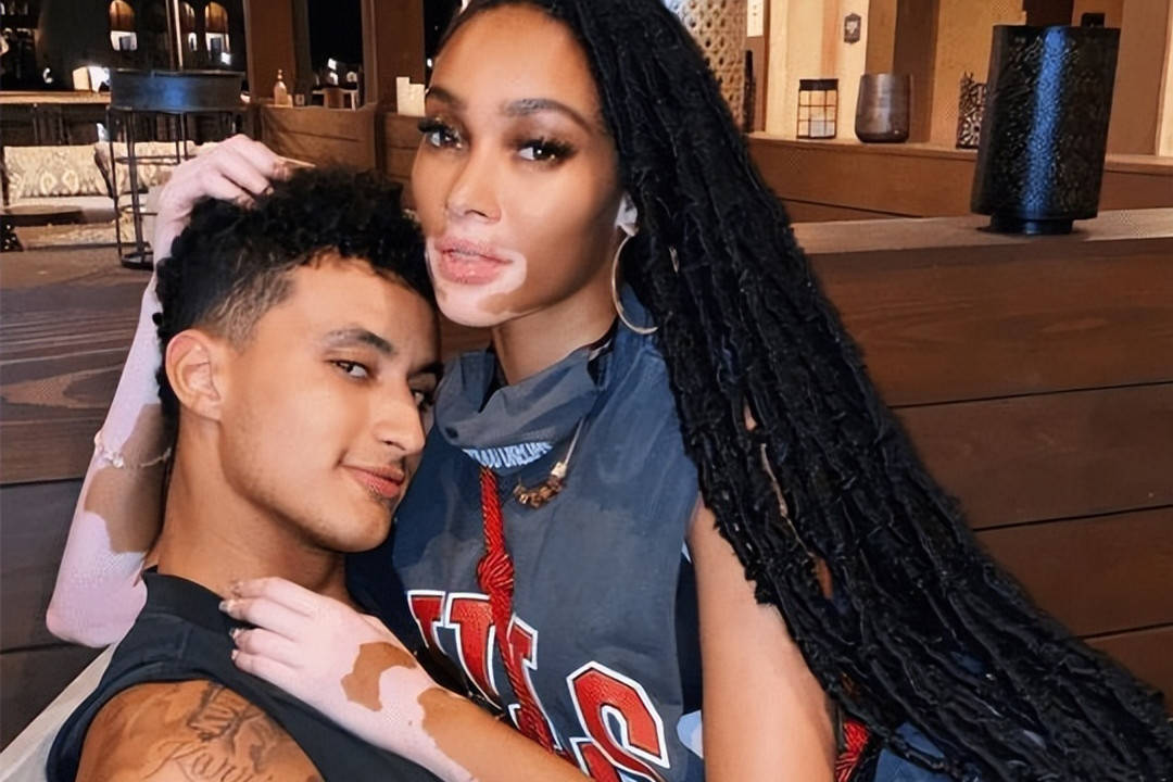 nba球星库兹马晒近照,交往"奶牛"女模特,女友身材抢镜成亮点