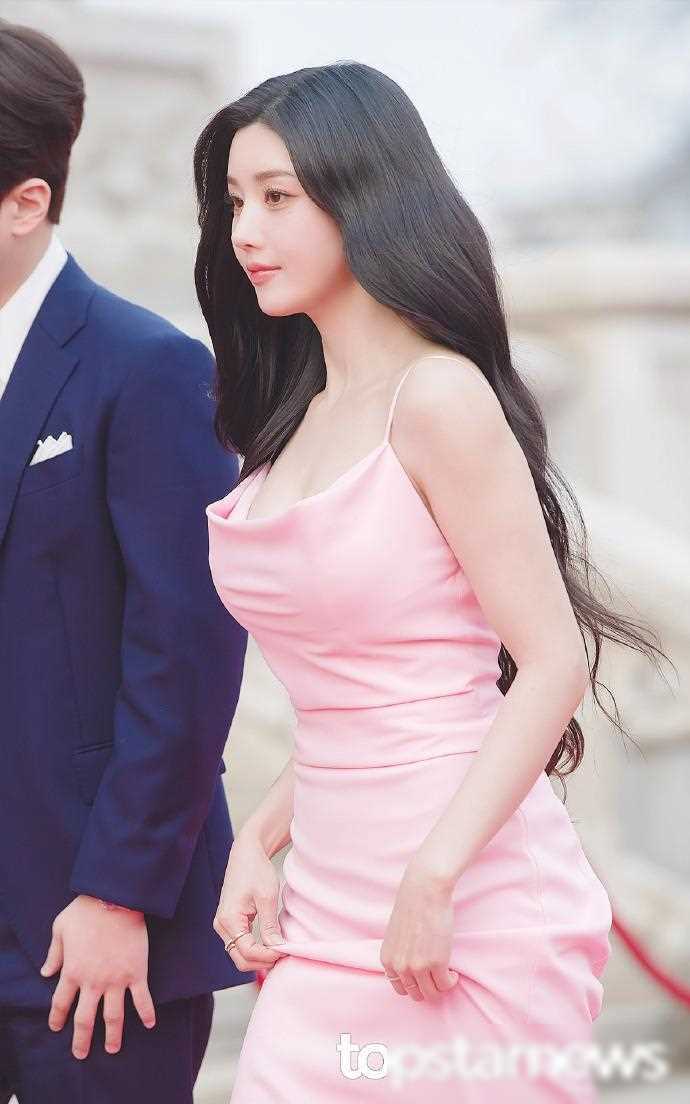 权恩妃作为一线艺人,人气一直不减,最近更是频繁在个人频道发布照片和