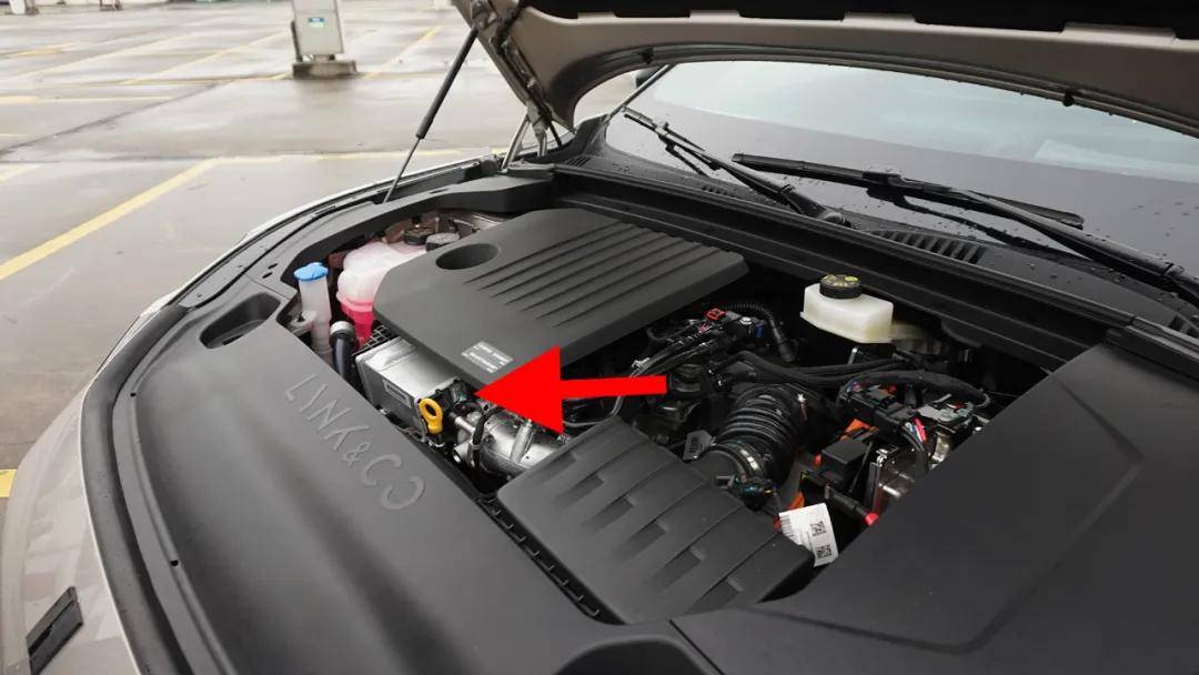 5t发动机竟然用的是水中冷(红箭头处),这属实是有点令我摸不着头脑.