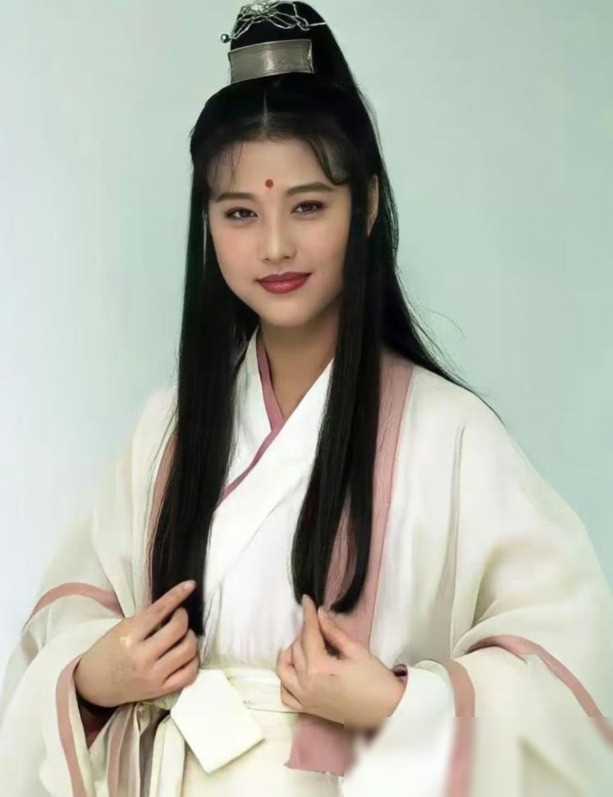 周海媚墓地环境优美,周芷若画像刻碑上,展现低调风格