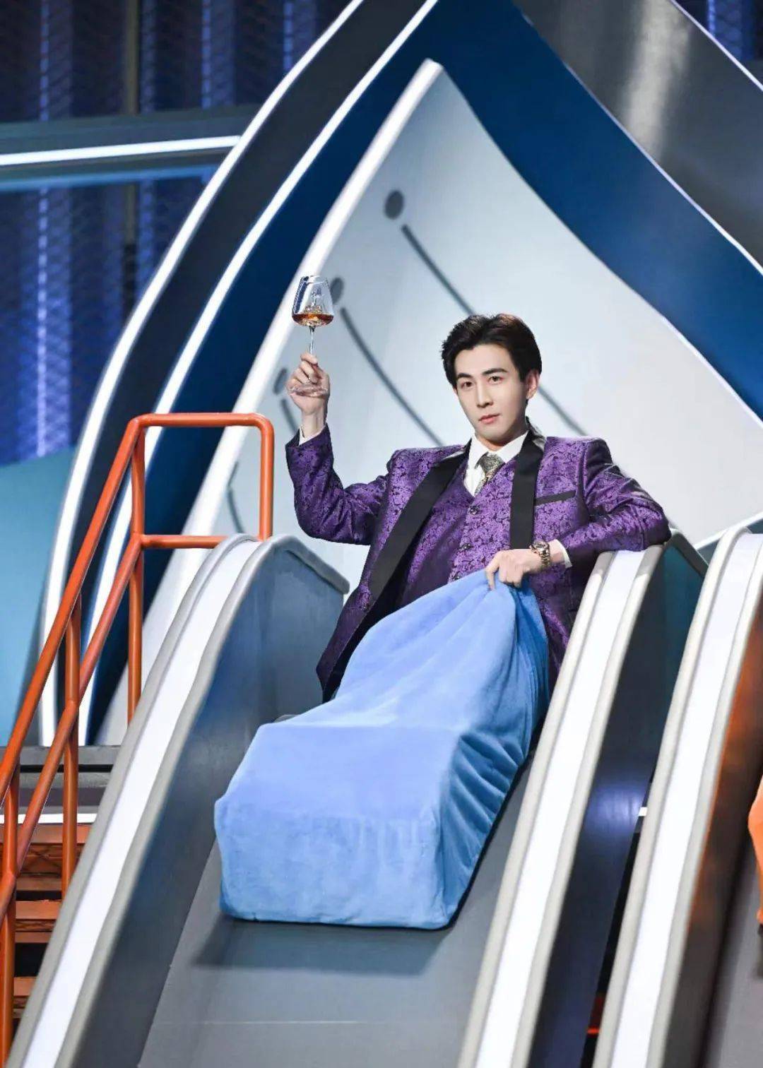 的基础,使观众能够在更轻松的心态下享受节目,同时也能通过互动和参与