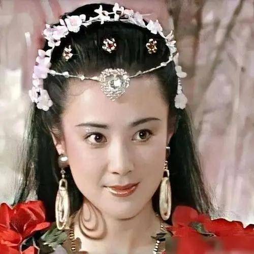 而李嘉欣的古装,不论是杜十娘阿珂还是程灵素,穿上古装都感觉美则美矣