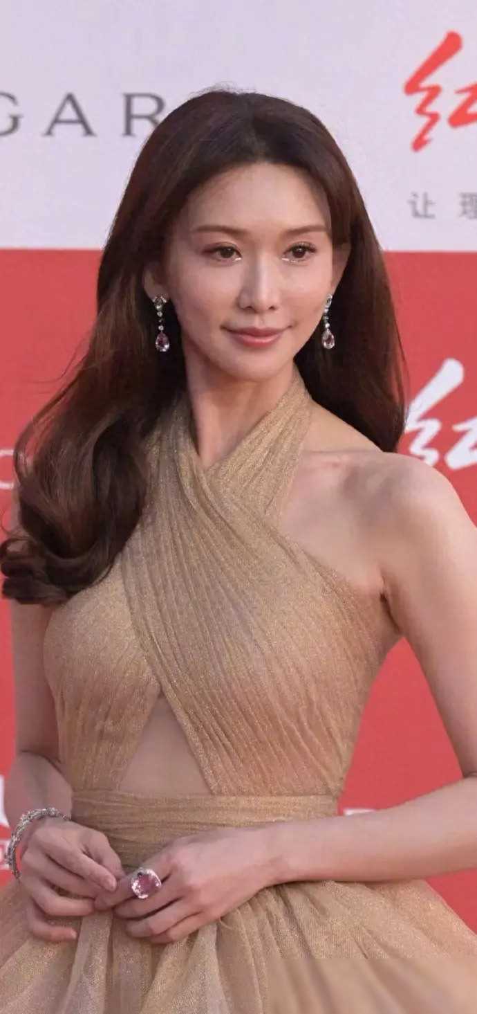 岁林志玲香槟色挂脖裙惊艳全场!