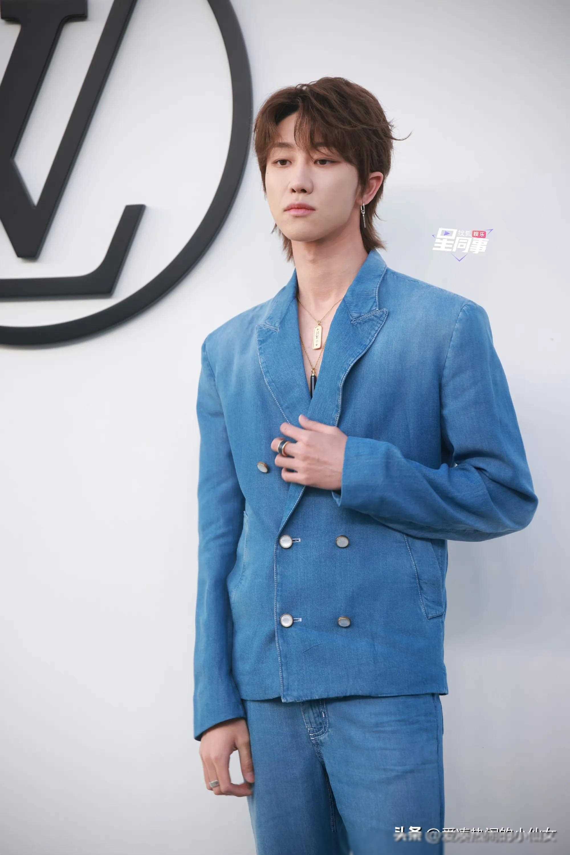 lv上海大秀:刘亦菲优雅,金晨时尚,钟楚曦时髦高挑引关注!