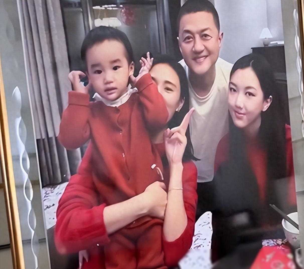 李亚鹏与俩女儿合照,李嫣文静乖巧成焦点,金喜喊她嫣妹成姐妹