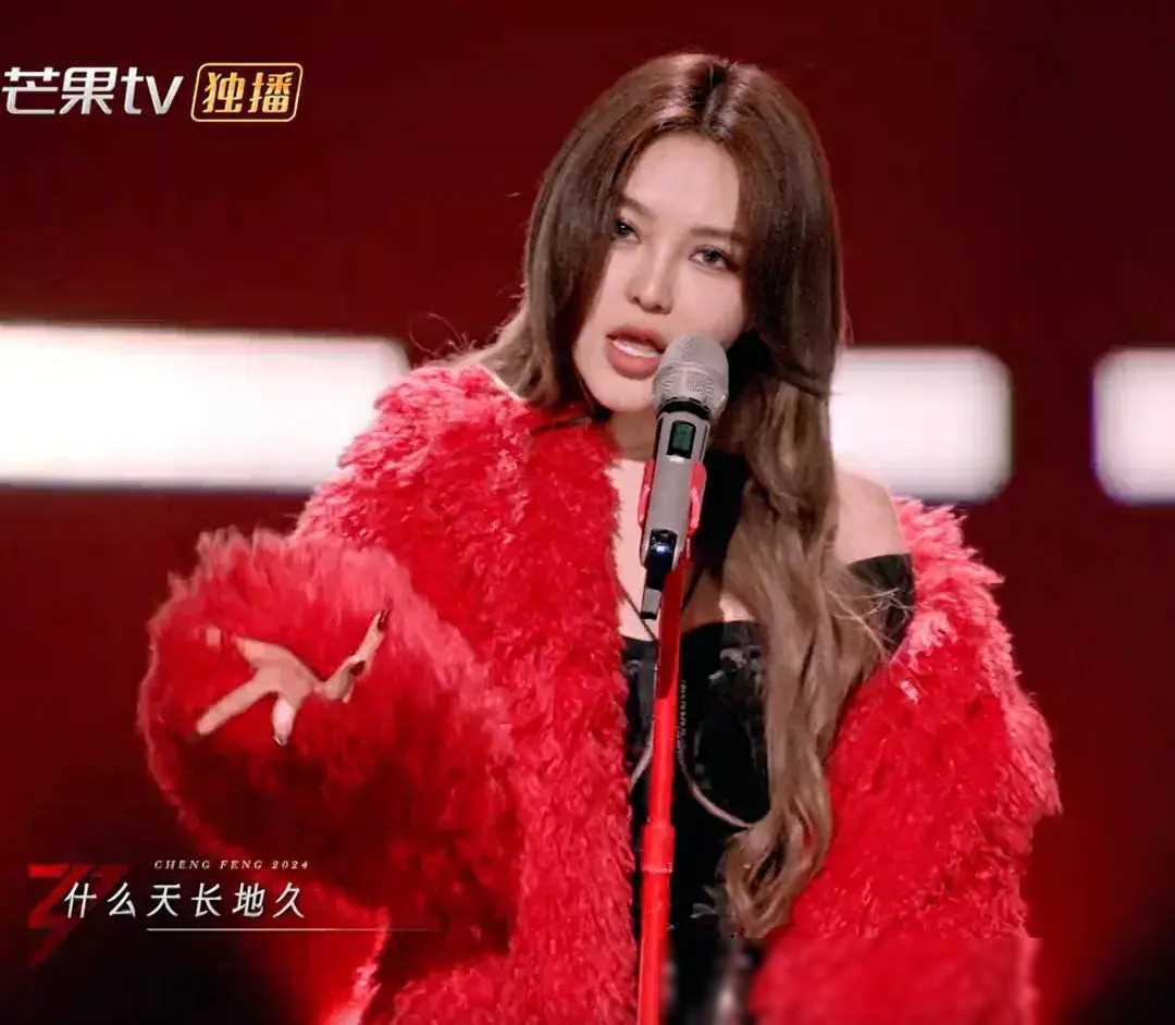 周扬青参加浪姐初舞台引发争议,实力引发热议