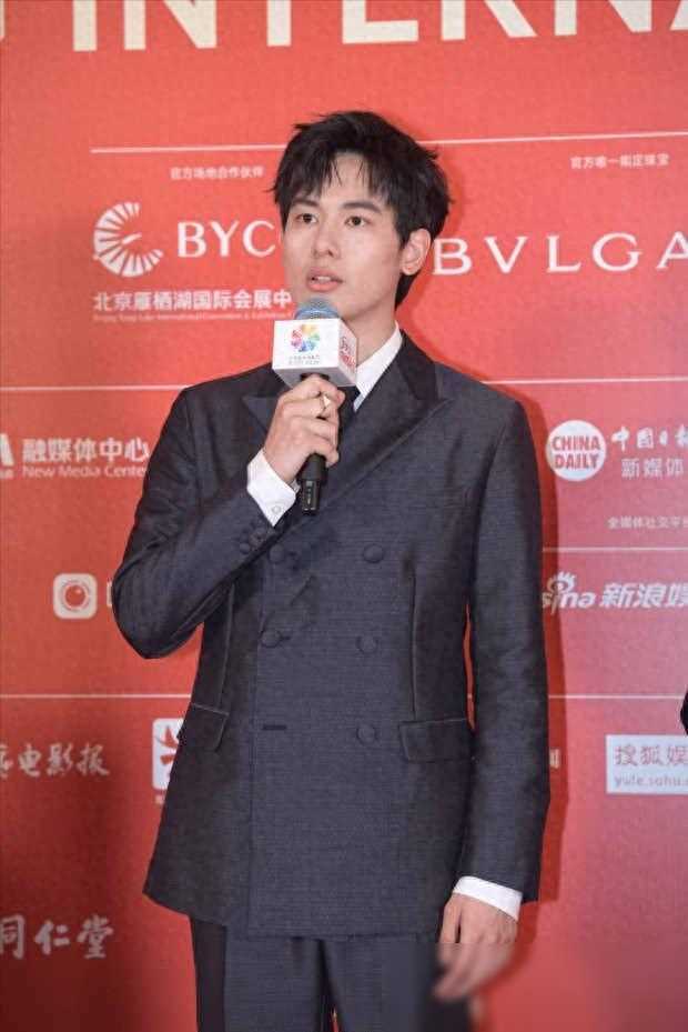 贾冰与尹正的亲密合影,则体现了两人的深厚友谊.