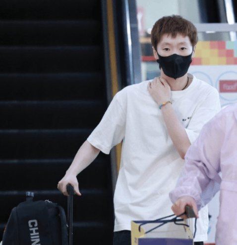 陈梦打扮真酷收鲜花_王曼昱_国乒_巴黎奥运会