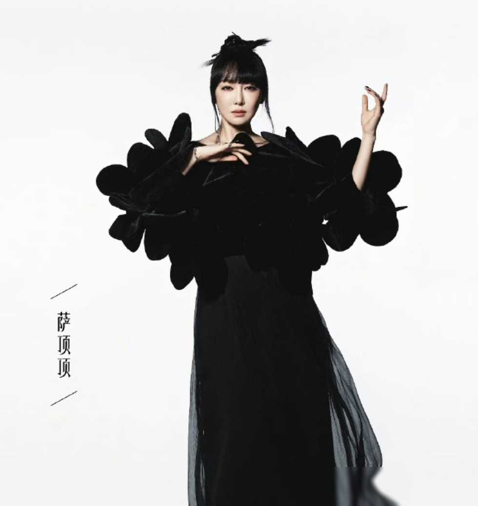 《芳华》中一夜爆红,虽然这些年很少在圈内活动,但苗苗归来依然是王者