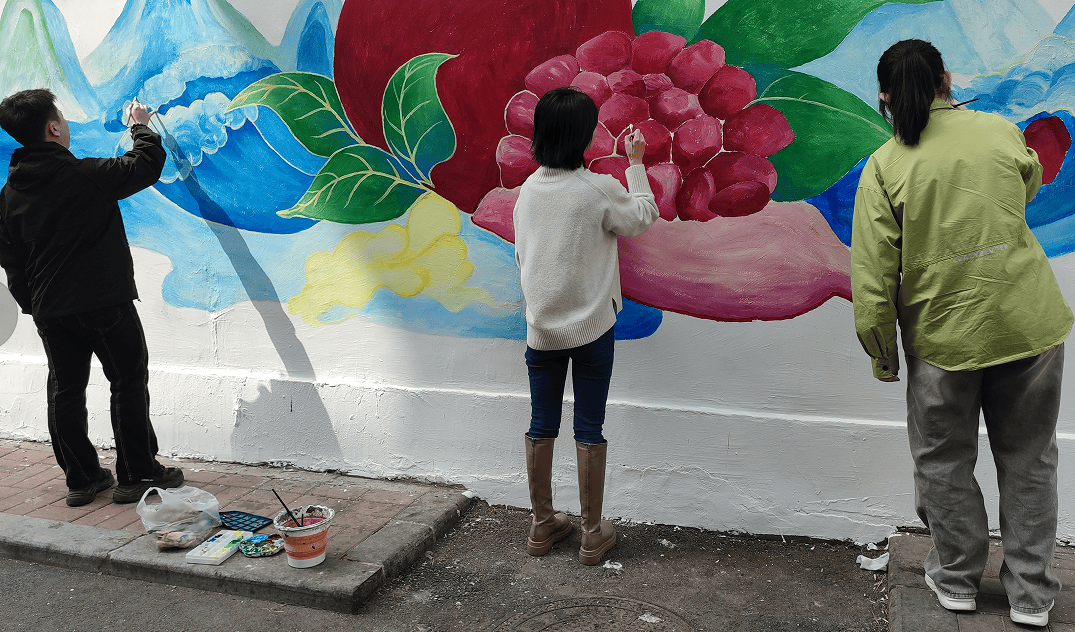 进学街道安阳社区基层专干李春龙表示,这幅红石榴墙绘寓意街区各族