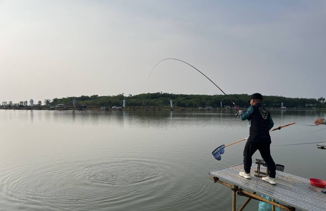 作为华中地区的首场专业滑漂比赛,主办方邀请了重量级解说嘉宾范宁