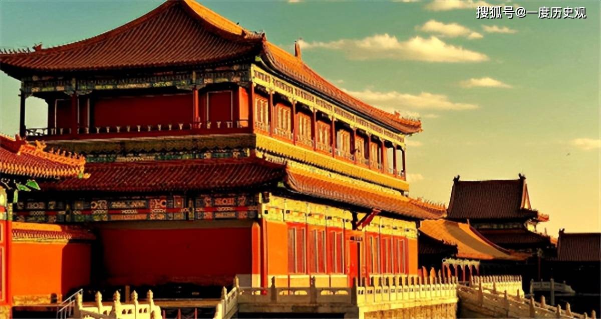 故宫养心殿为啥"阴风"直冒?专家撬开地砖,底下整齐排列一物