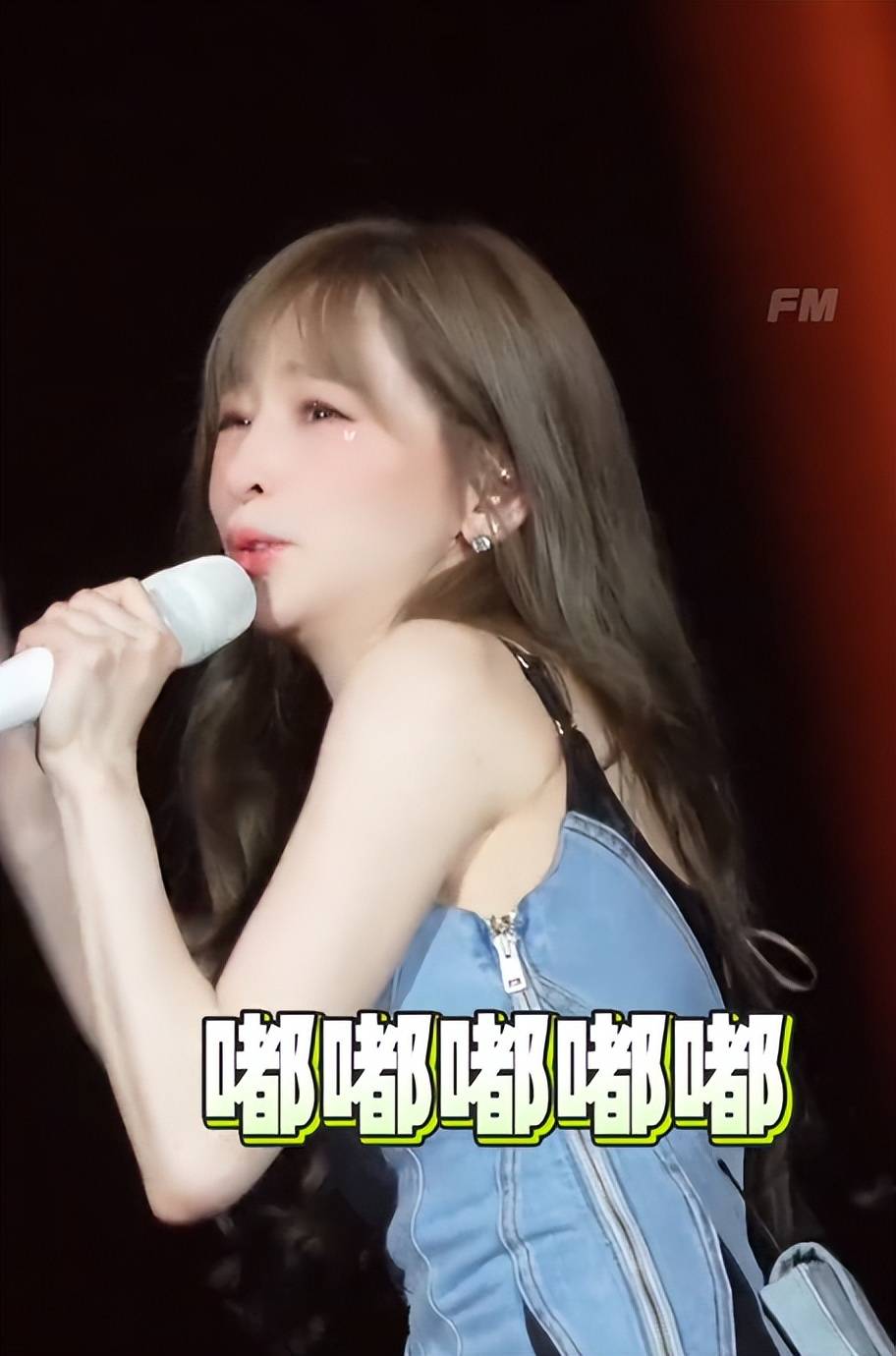 在演唱会的高潮部分,王心凌突然换上了与台下"王心凌男孩"同款的白色