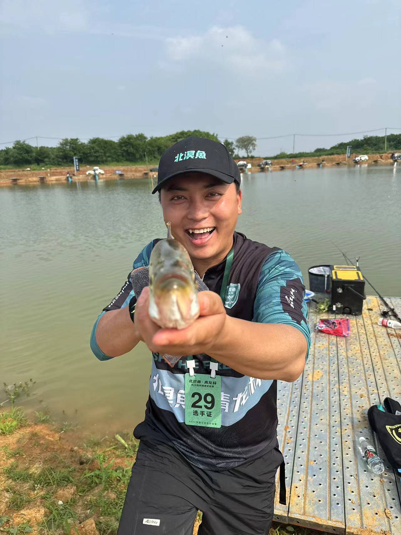 作为华中地区的首场专业滑漂比赛,主办方邀请了重量级解说嘉宾范宁