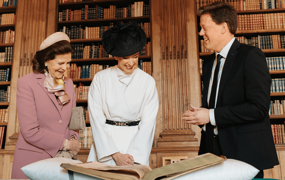 81岁瑞典王后接待芬兰夫人!穿粉色风衣嫩翻,第一夫人白裙超优雅