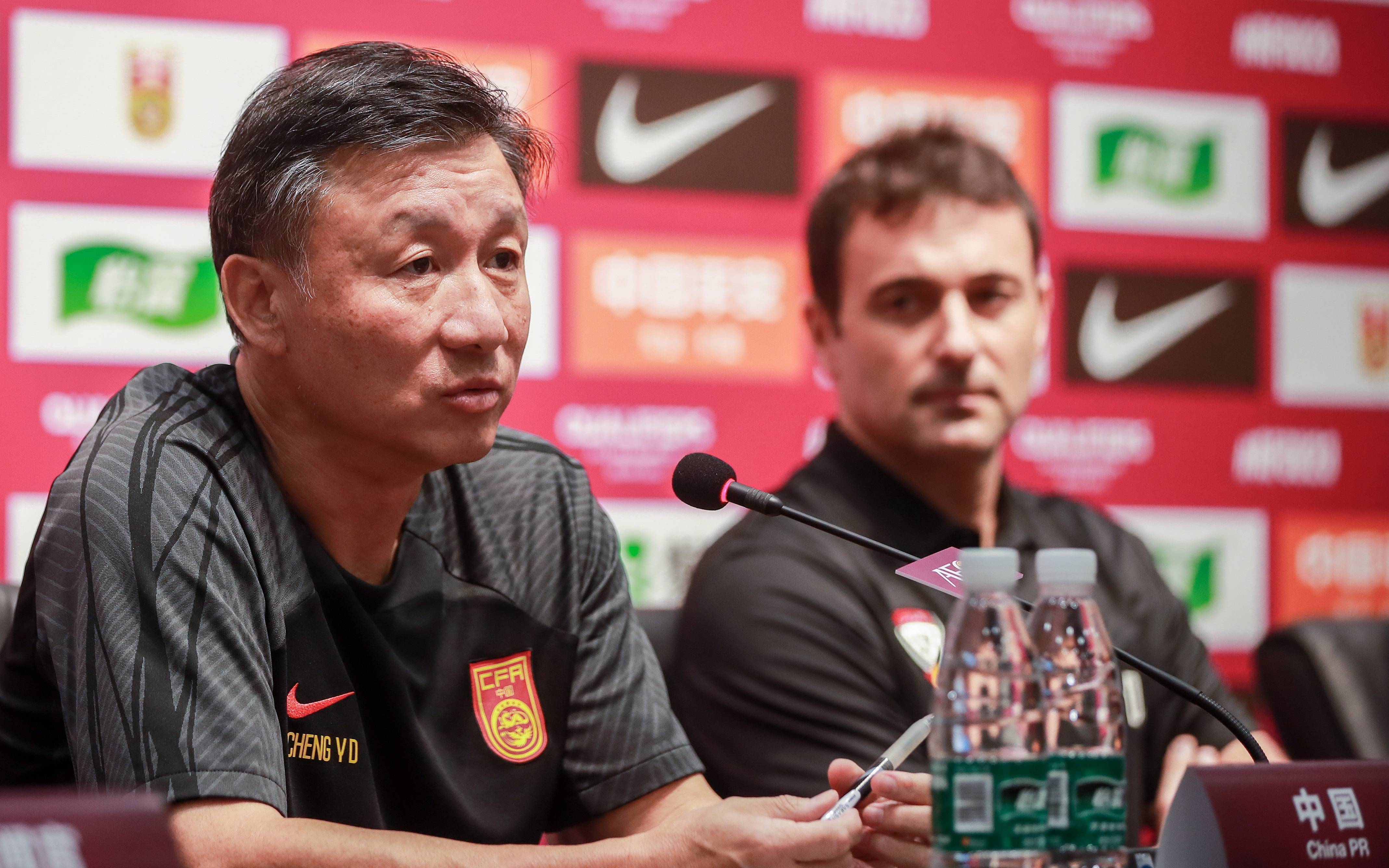 国奥2-1仍丢奥运门票!56岁成耀东下课悬念揭晓,名记一针见血