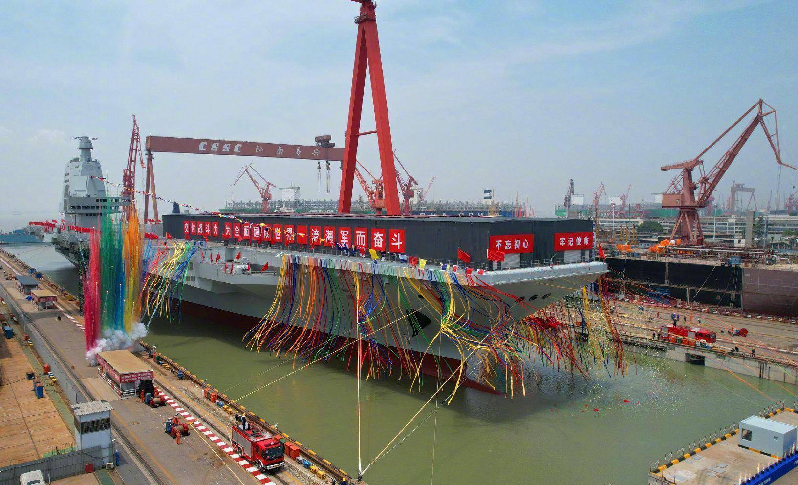 6万吨和"8万余吨"差距有多大?把山东舰和福建舰放一起比才明白