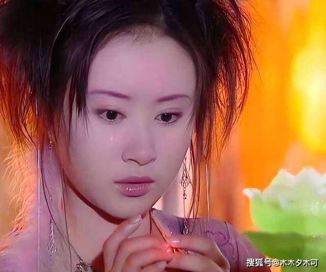 2005年,17岁,《宝莲灯》饰演小玉,央视不知道轮播多少遍,和丁香的红白