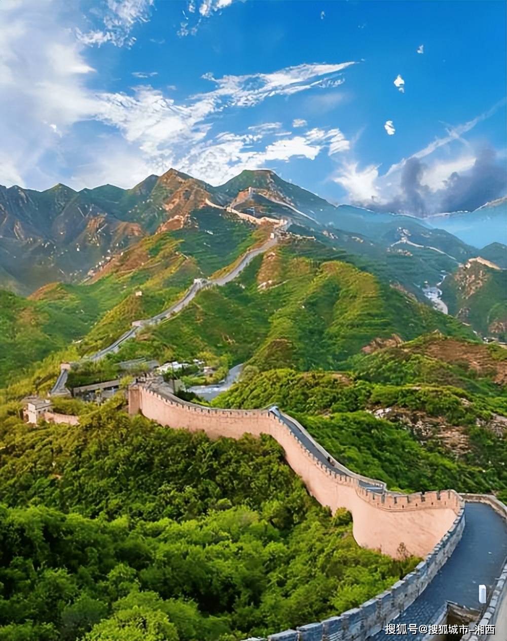 位于北京郊区的八达岭长城是游客最常去的地方.