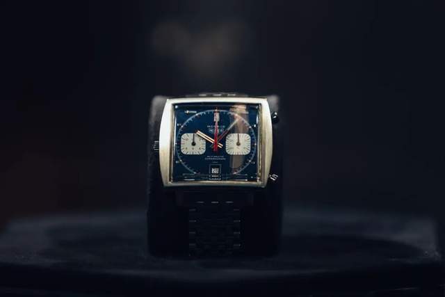 下图左边这块,是1988年开始成为传奇"车神"埃尔顿·塞纳个人风格一